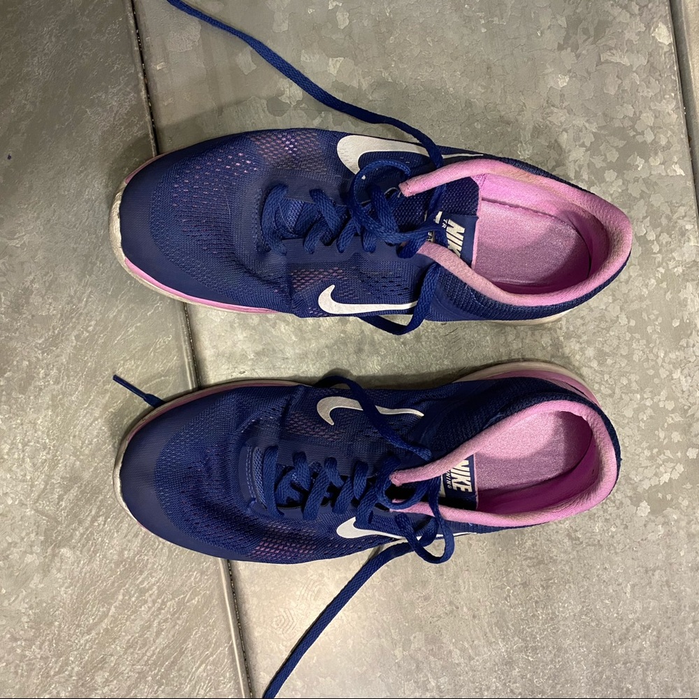 Women’s Nike blue In Season 5 running shoes